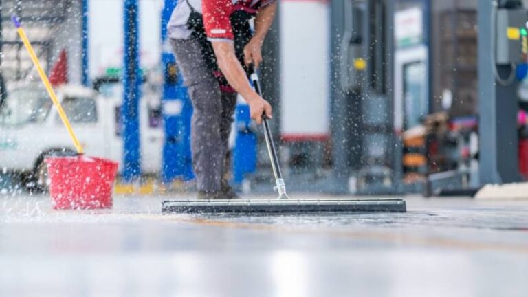 Keeping Industrial Spaces Efficient: A Complete Guide to Commercial Warehouse Cleaning Services